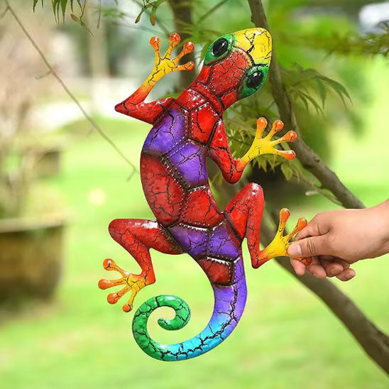 Lézard en métal rouge et violet tenu à la main, décoration murale extérieure colorée