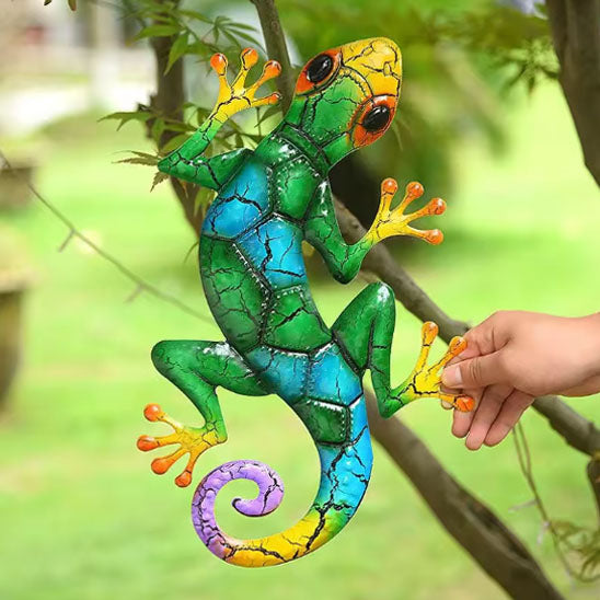 Lézard décoratif mural en métal multicolore vert et jaune tenu à la main, deco extérieur jardin originale