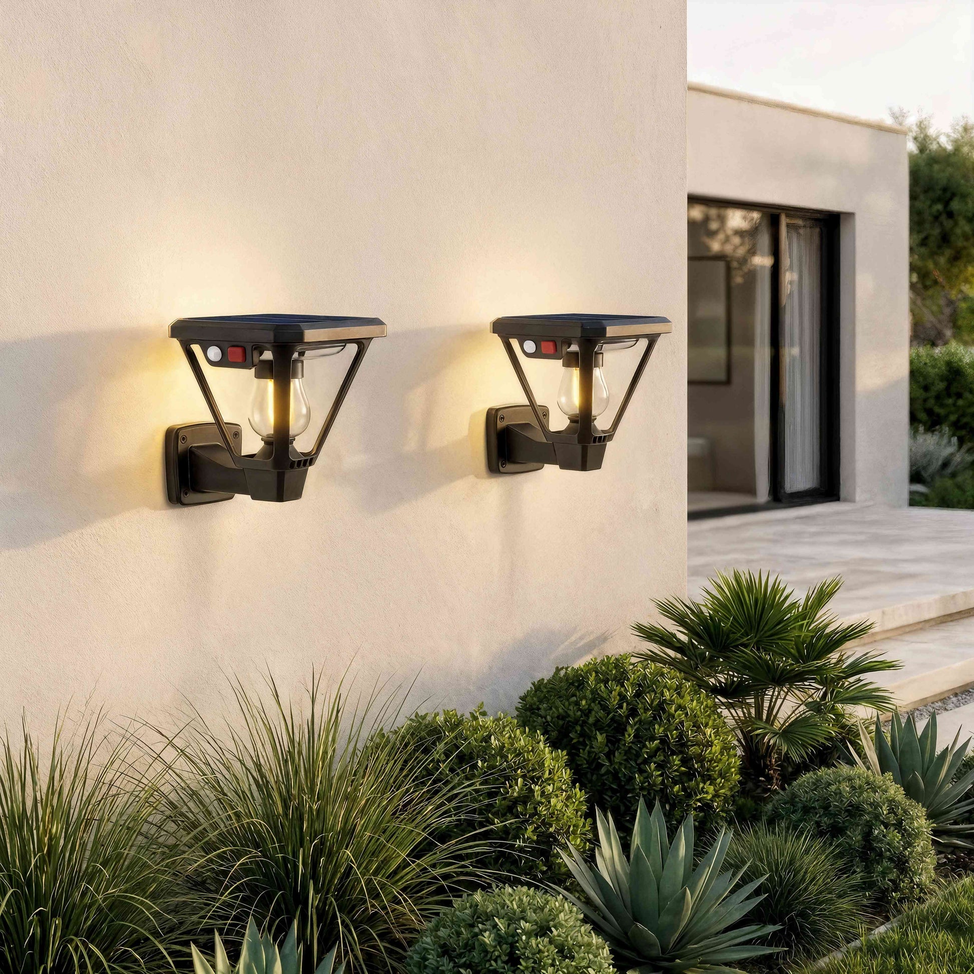 eclairage exterieur solaire avec detecteur sur mur beige d'une maison contemporaine, vaie vitrée et plantes vertes