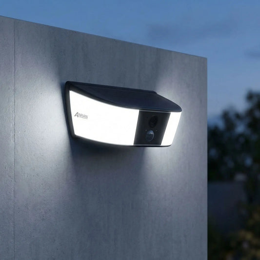 eclairage exterieur solaire avec detecteur blanc froid sur mur gris et arbres en second plan