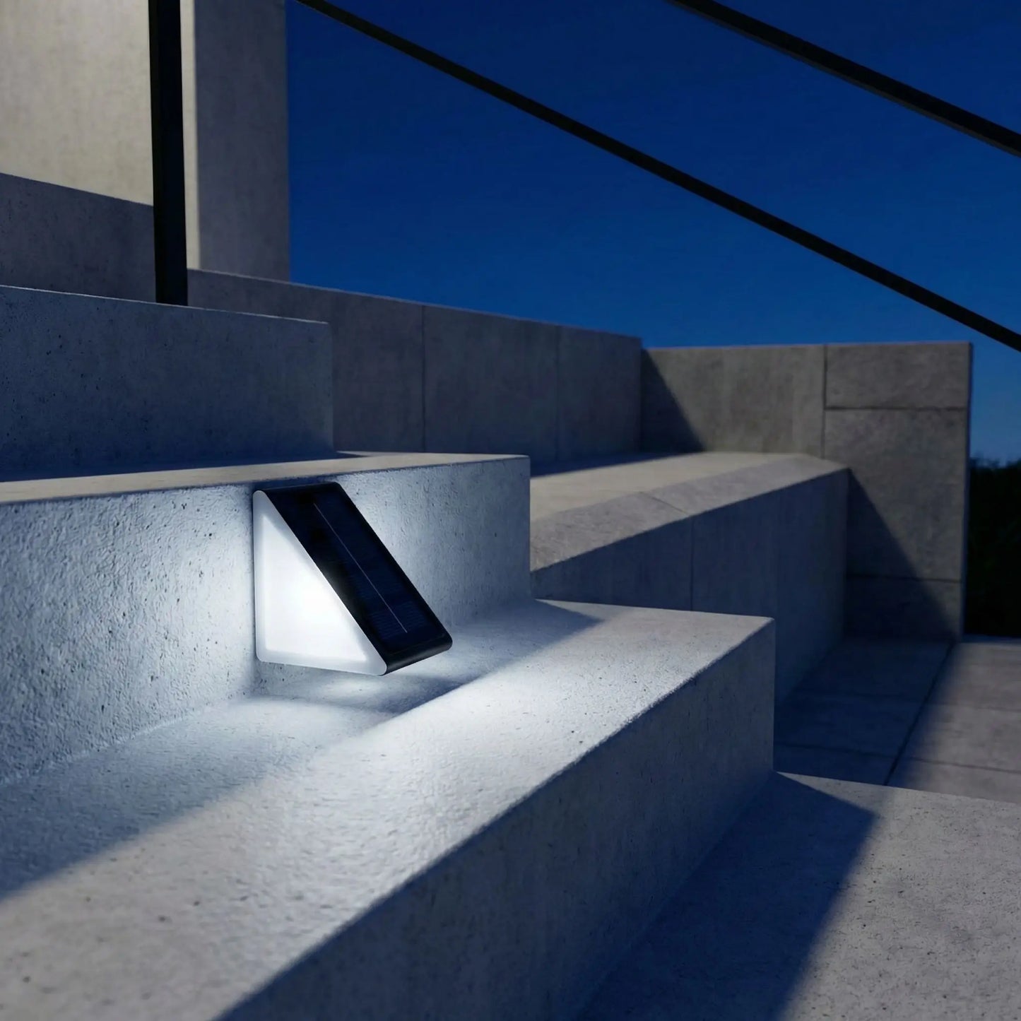 eclairage exterieur solaire blanc froid dans montée d'escalier gris