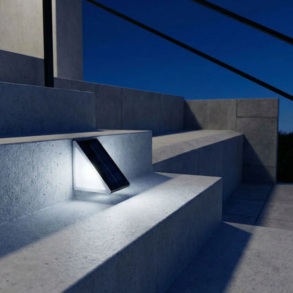 eclairage exterieur solaire blanc froid dans montée d'escalier gris