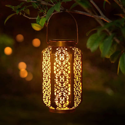 eclairage solaire exterieur ajourée étanche IP65, lumière LED chaude suspendue à une branche d'arbre