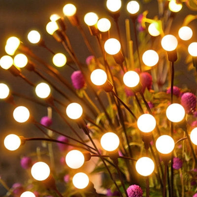 lampe eclairage solaire exterieur plantée dans un massif fleuri