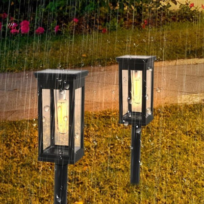 eclairage solaire exterieur design installé sur un chemin de jardin, efficace même sous la pluie.