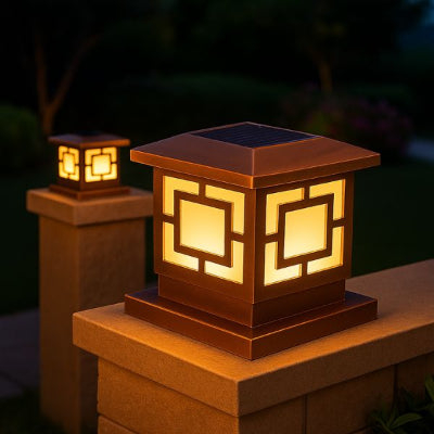 La lampe à eclairage solaire exterieur posée sur une colonne en pierre dans un jardin