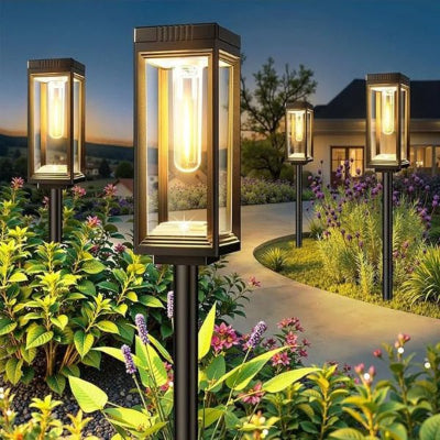 Lampe solaire extérieur design moderne éclairant un chemin de jardin fleuri.
