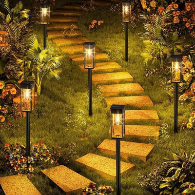 eclairage solaire exterieur planté le long d’une allée de jardin pour baliser le passage