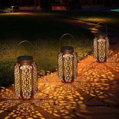 eclairage solaire exterieur LED projetant des motifs lumineux élégants sur le sol du jardin