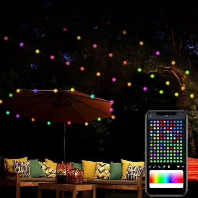 Guirlande boule lumineuse multicolore suspendue sous parasol avec contrôle smartphone pour éclairage extérieur terrasse jardin ambiance conviviale nuit