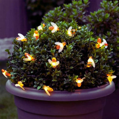 guirlande lumineuse solaire exterieur abeilles décorant arbuste en pot sur terrasse
