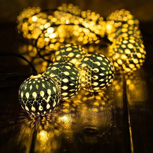 guirlande lumineuse extérieur solaire éclairée disposée sur une table