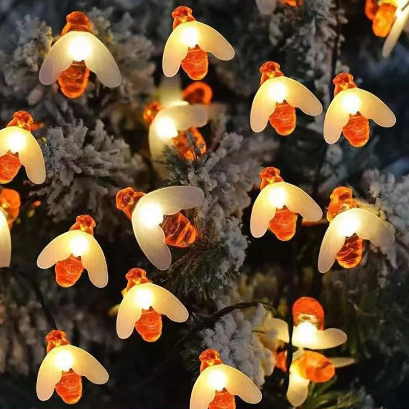 guirlande lumineuse exterieur solaire allumée disposée sur une plante