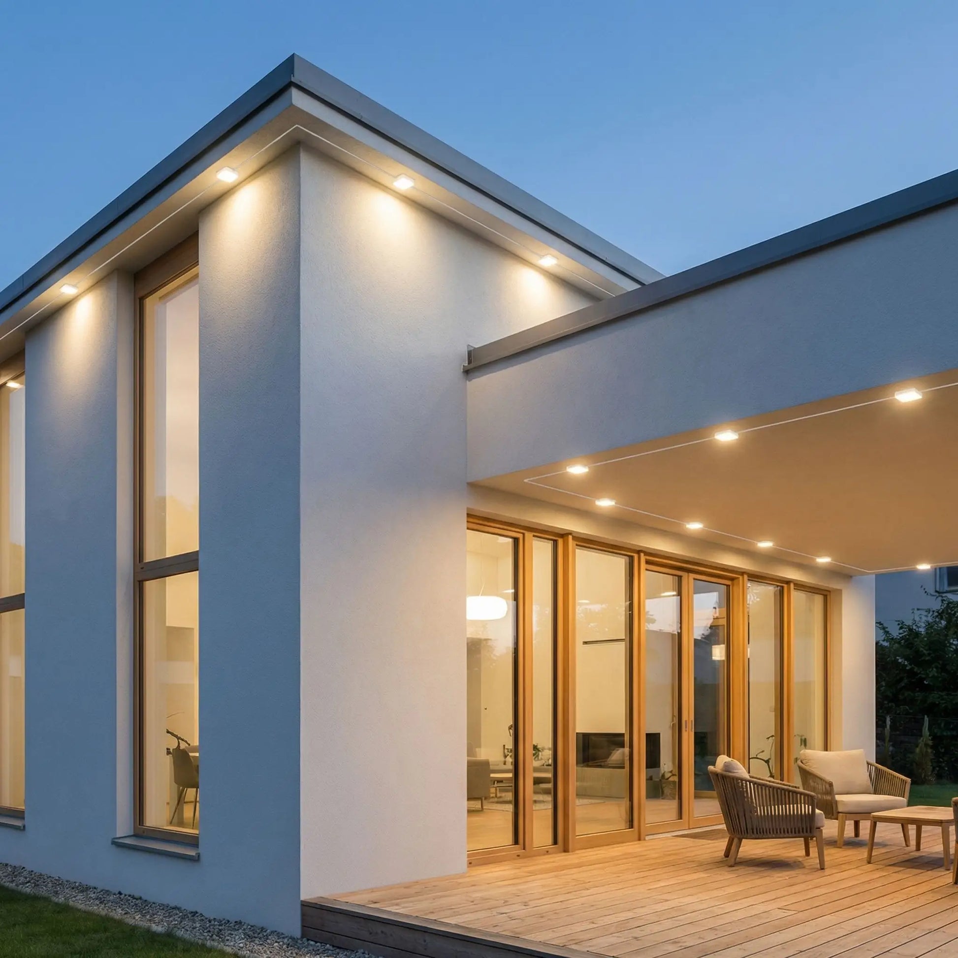 Guirlande lumineuse extérieur fixée sous avancée toit maison contemporaine éclairage LED blanc chaud