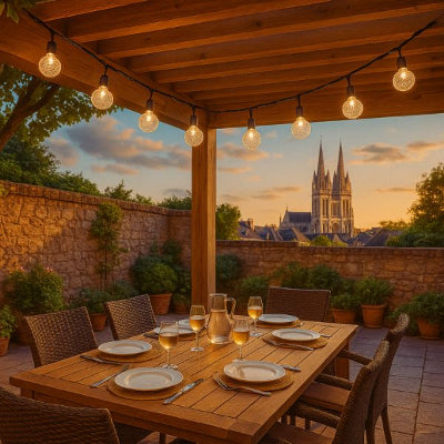 guirlande lumineuse solaire extérieur sur pergola avec vue cathédrale au coucher de soleil