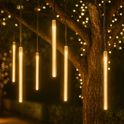 Guirlande lumineuse solaire de 30cm suspendue à un arbre il fait nuit