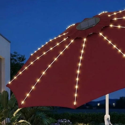 Guirlande solaire LED installee sur parasol rouge avec éclairage extérieur blanc froid