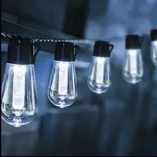 guirlande solaire suspendus éclairant une lumière blanc froid