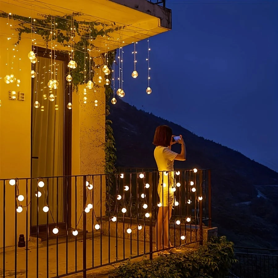 guirlande solaire suspendue sur le plafond d'une terrasse, une femme prend une photo de la vue et guirlande sur balustre