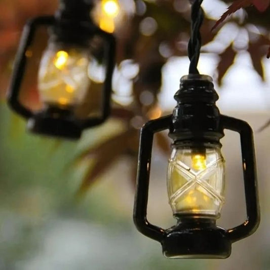 guirlande solaire suspendue à un arbre image floutée