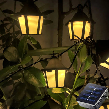 guirlande solaire installée sur arbre avec panneau solaire
