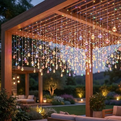 Guirlande solaire multicolore suspendue sous pergola exterieur ambiance chaleureuse avec nombreuses guirlandes lumineuses suspendues