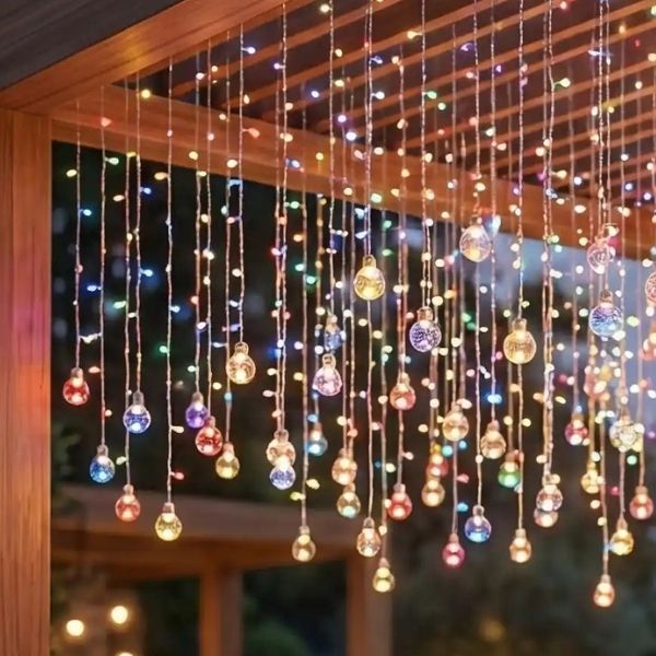 Guirlande solaire multicolore suspendue sous pergola avec effet lumineux dense et ambiance conviviale exterieur
