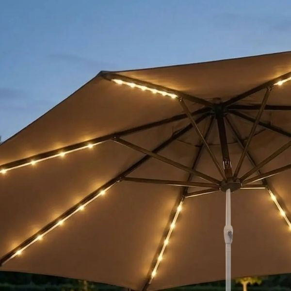 Guirlande solaire LED sous parasol beige avec lumière blanc chaud terrasse extérieure