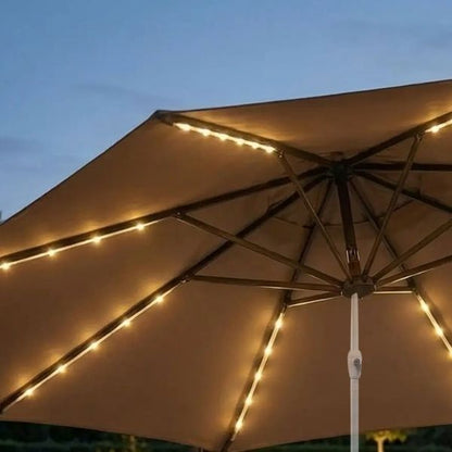 Guirlande solaire LED sous parasol beige avec lumière blanc chaud terrasse extérieure