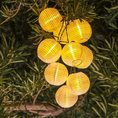 guirlandes solaires extérieures étanches diffusant une lumière douce dans le jardin