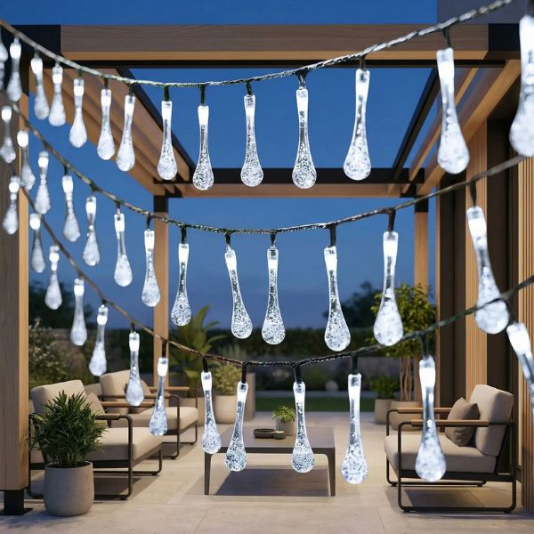 Guirlandes solaires extérieures goutte blanc froid 6.5m 30 LED installées sous pergola sur terrasse moderne pour éclairage extérieur élégant