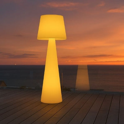 lampadaire exterieur recharge solaire sur terrasse en bord de mer ciel couleur rouge