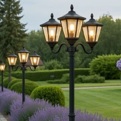 lampadaire solaire extérieur capteur solaire dans jardin paysagé avec lavande