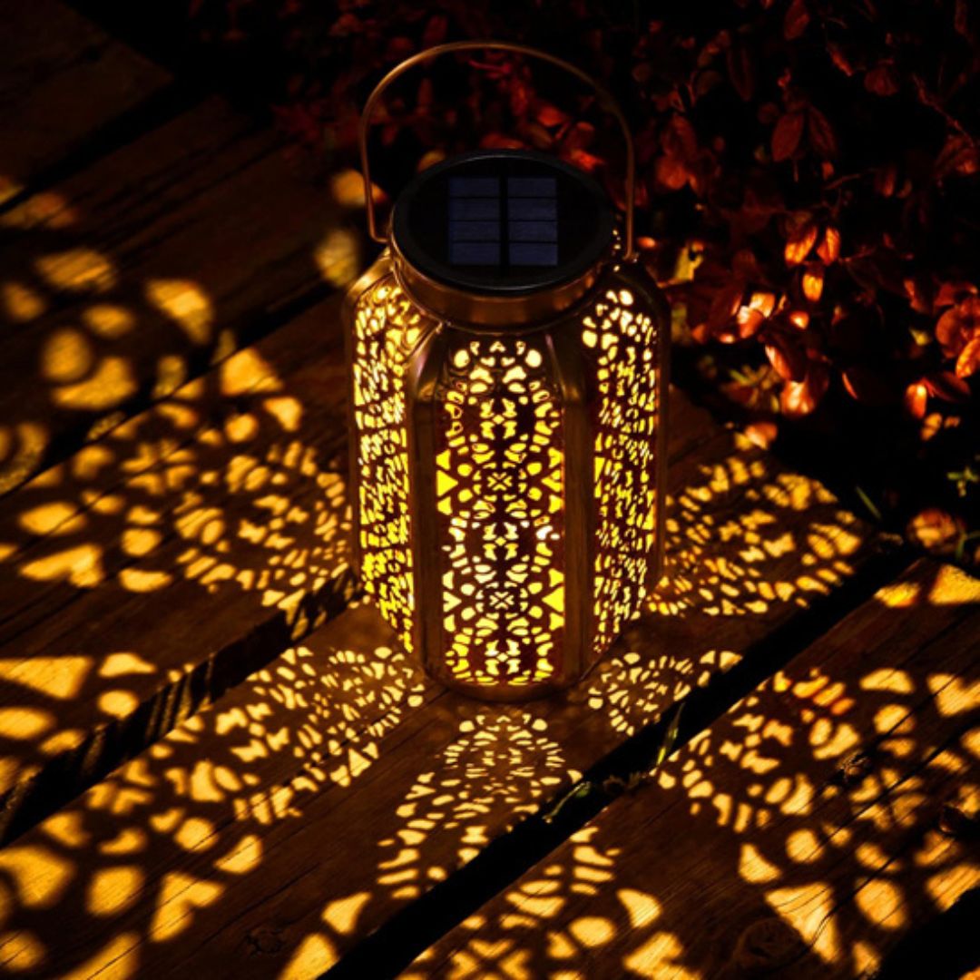 Lampe de jardin installée sur un balcon, diffusant une lumière réconfortante.