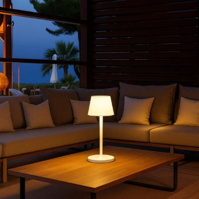 lampe de table rechargeable blanche sur table basse économie d'énergie et d'électricité