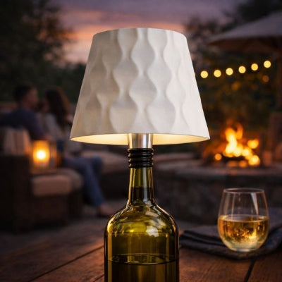 lampe de table sans fil batterie lithium intégrée sur terrasse avec feu de cheminée