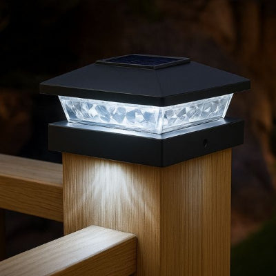 lampe exterieur solaire blanc froid sur pilier en bois
