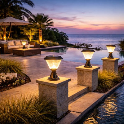 lampe exterieur solaire sur piliers en bord de mer avec palmiers, salon de jardin au crépuscule 