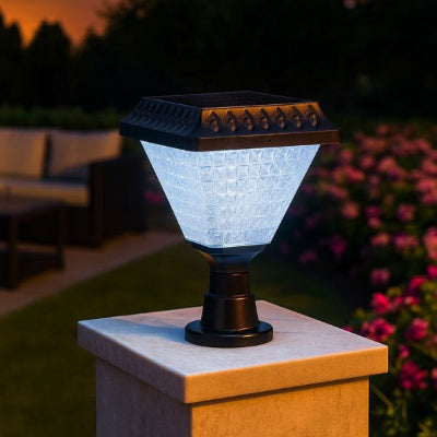 Lampe extérieur solaire sur pilier avec salon de jardin fleuri.