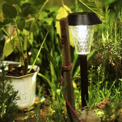 Lampe solaire extérieur plantée dans l’herbe, idéale pour éclairer le jardin la nuit