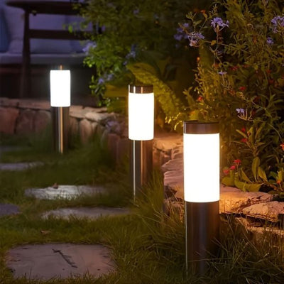Terrasse fleurie illuminée par lampe solaire extérieur LED.