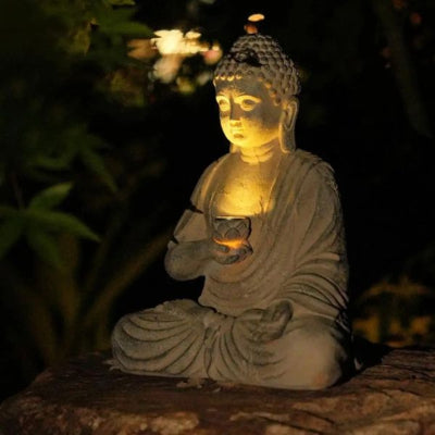 Lampe solaire extérieur éclairée dans un jardin de nuit, atmosphère relaxante