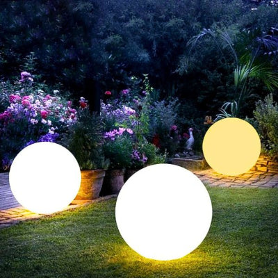 Trois lampe solaire extérieur boules LED décorent pelouse fleurie.