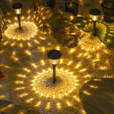 Lampes solaires extérieur projetant de magnifiques motifs lumineux sur le sol