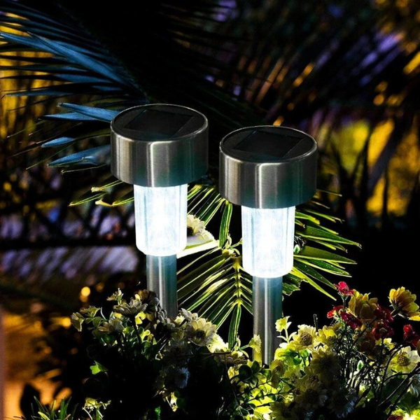 Deux lampes solaires extérieur LED éclairant fleurs et feuillage