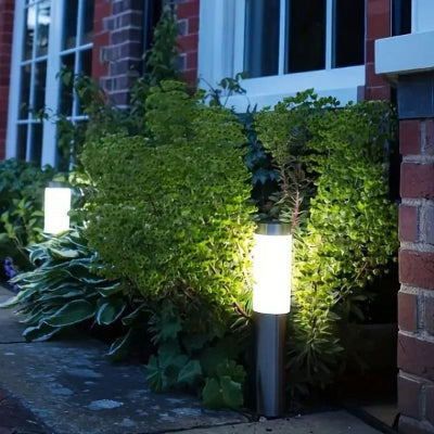 Entrée de maison éclairée par lampe solaire extérieur design.
