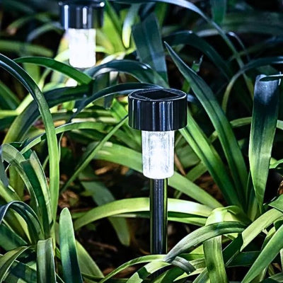 Lampe solaire extérieur LED de jardin plantée parmi les feuillages verts.