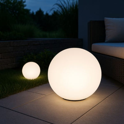 Lampe solaire extérieur boule LED posée au sol sur balcon moderne.