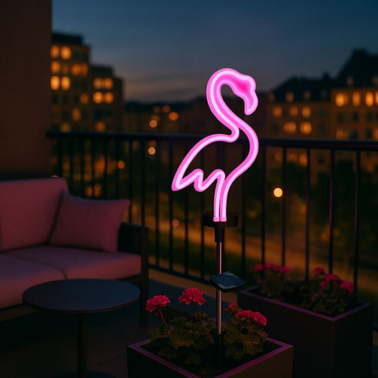 lampe solaire exterieur sur un balcon aménagé la nuit en ville