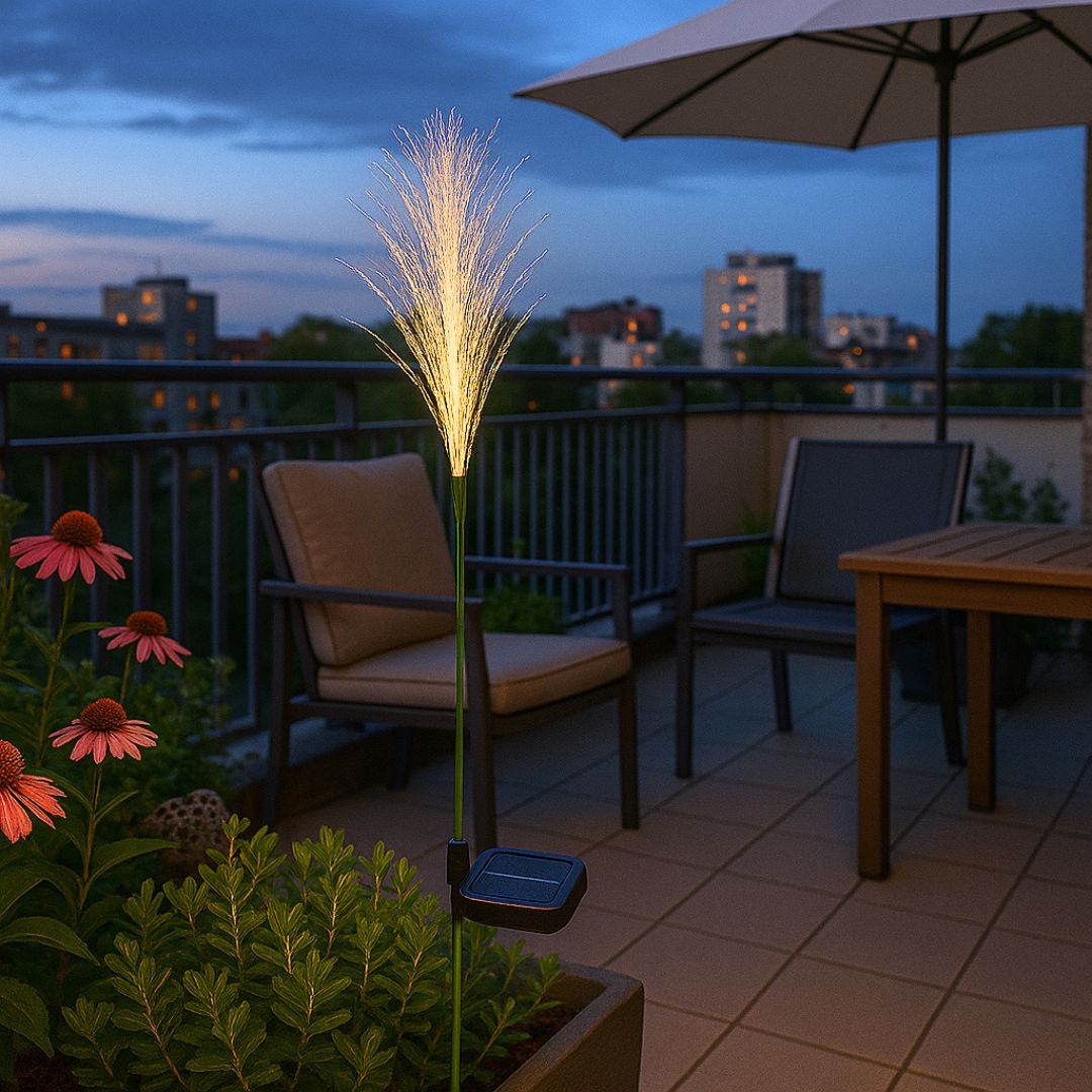 lampe-solaire-exterieur-piquee-dans-une-jardiniere-sur-une_terrasse